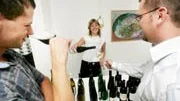 Ulrika Wallin, importör med företaget Asta vinkällare, serverar Fredrik Eriksson (th) och Rickard Andersson.
