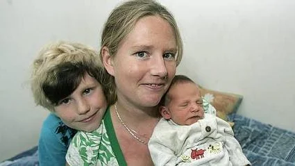 Nummer två, lilla Jacob, kom snabbare till världen än ettan, nu elvaåriga Kristoffer, konstaterar Lena Mattson.