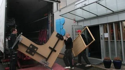 På torsdagen upphörde produktionen på Elanders Tofters i Östervåla för gott och en 90-årig epok gick därmed i graven. På eftermiddagen transporterades utrustningen till Uppsala och Vällingby. På bilden flyttkarlarna Milosz Cygan och Daniel Eliasson.