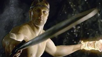 Ray Winstone klipper till med svärdet i Beowulf.