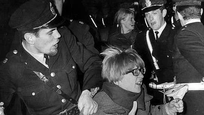 Demonstrant vid studentrevolten i maj 1968 med Maos lilla röda i handen.