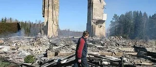 Endast skorstenar kvar av brunna huset