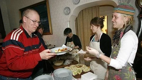 Björn Fredlund får mat av Klara Henriksson. I bakgrunden Hanna Larsson och Cecilia Ralfe.