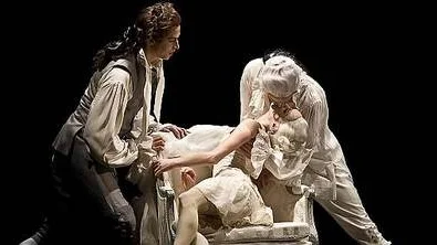 Pascal Jansson som hovstallmästare Munk undervisar Sofia Magdalena, dansad av  Jurgita Dronina och Gustav III, som görs av Olof Westring i helaftonsbaletten Gustav III på Operan.