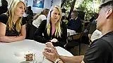 Alexandra Thorell och Sandra Hagman träffar polisinspektör Roger Hellström.