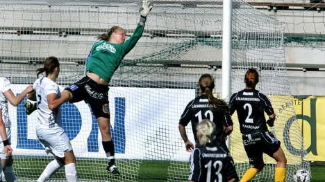 Malmös första mål dalar in bakom Veronika Svensson.