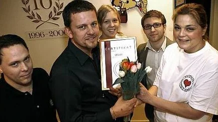 Fredrik Johansson och Dick Gustafsson på saneringsföretaget UFS tog emot ett inramat certifikat och blommor från studenterna Emy Ejerfeldt och Erica Hedblom-Chiha samt projektledaren Fredrik Svensson.