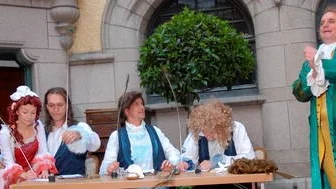 Pigan Pernille (AnneLee Vikner) och tre skrivbiträden (Magnus G Bergström, Urban Hermansson, Öivind Glosli) skriver lydigt kopior åt den jäktade her Vielgeshrey (John-Erik Leth).