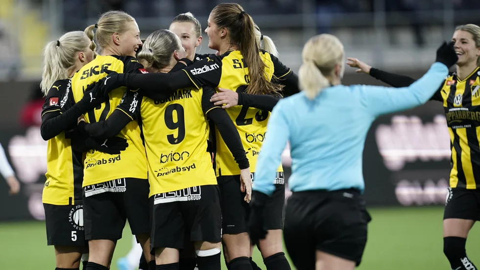 Stine Larsen blev tvåmålsskytt från straffpunkten när Häcken slog Hammarby.