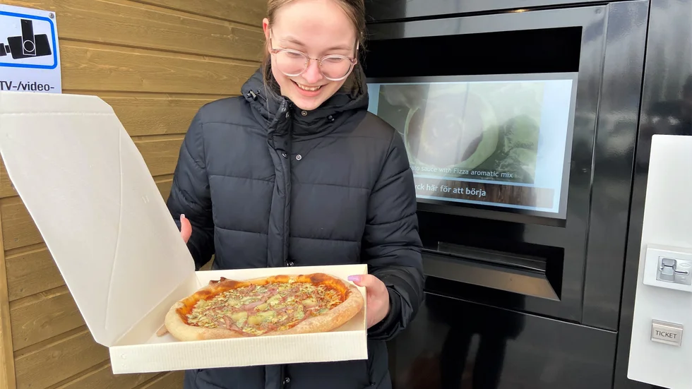 Linnéa Gyllbring jobbar på Storheden och hon var taggad att testa den nya automaten där pizzan gräddas utan övervakning av en människa. En klassisk Hawaii var dagens val.