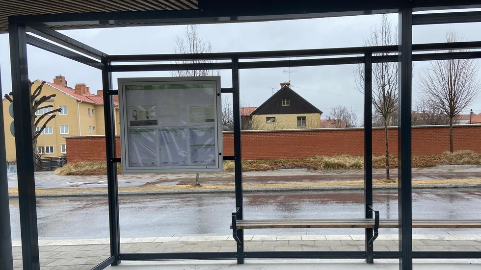 Busskuren vid resecentrum, närmast Larslundavägen, vandaliserades i helgen. Polisen söker vittnen till händelsen.