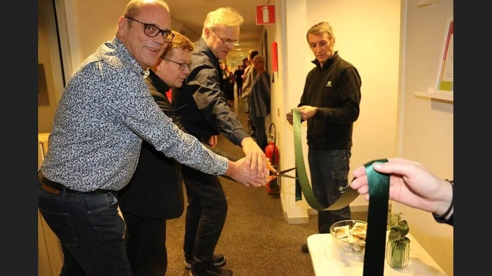 Kurt Nilsson, Magnus Edin och Peter Drugge klippte band. Pierre Le Meur höll i ena ändan av bandet.