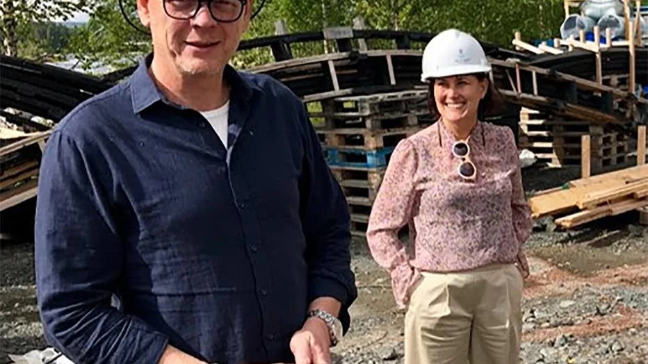 Peter Engström, styrelseordförande i Artic Bath. I bakgrunden syns projektledaren AnnKatrin Lundkvist.