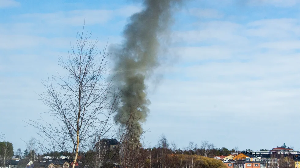 Från flygledartornet upptäcktes en rökpelare, dock inte den som är på bilden.