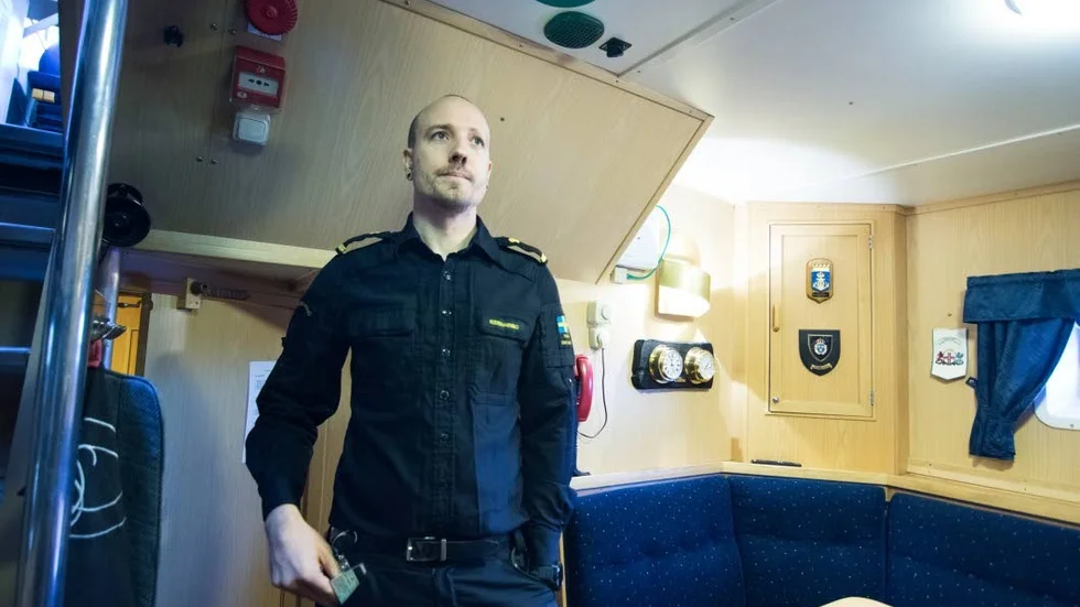 Erik Nyberg visar nedre däck, där de lagar mat, äter och sover