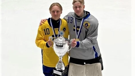 Arvid Tapper och Axel Göthlin med VM-bucklan efter finalen i Katrineholm.