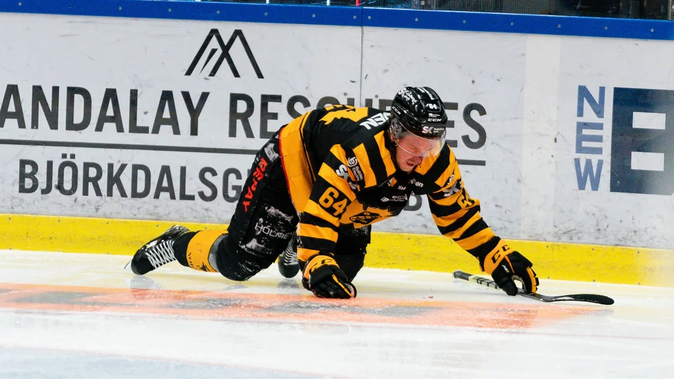 Jonathan Pudas åkte på en rejäl smäll på näsan tidigt i matchen. Han kom dock tillbaka och var med och vann kvartsfinal tre.