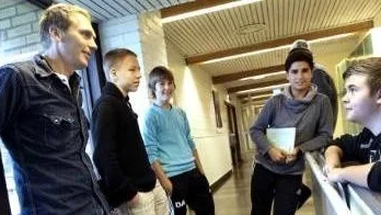 Mattias Mattson elevcoach i Östhammar pratar med fr v Jakob Sundin, Daniel Andersson, Markus Alafifi och Niclas Blomqvist.