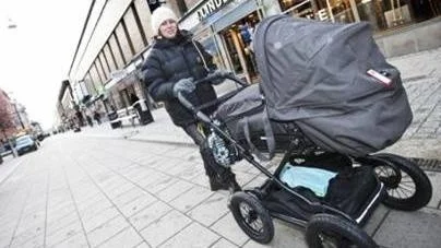 Anja Kyllönen Folk är inte kloka, konstaterar Anja Kyllönen när hon drar fram med tre veckor gamla Agnes. Barnvagnen är en statussymbol. Själv ville hon bara slippa alla valen vid barnvagnsköpet.