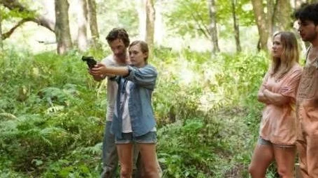 Flykting. Martha (Elizabeth Olsen) flyr till sin syster (Sarah Paulson) men det blir inte den fristad hon hoppas på.