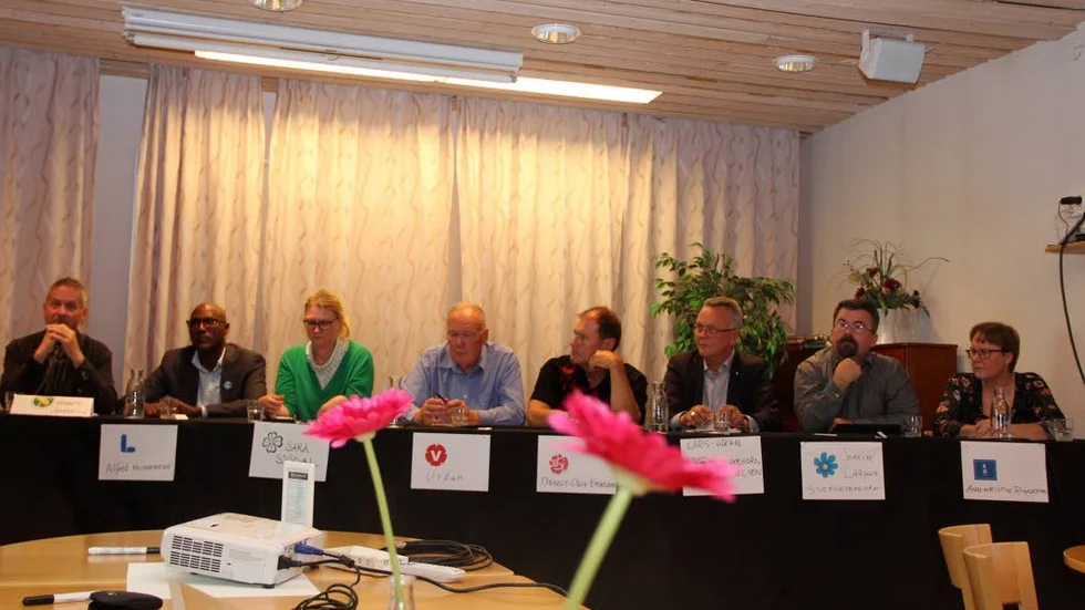 Det var valdebatt i Tierp på onsdagen där finansiering av valöften diskuterades. Från vänster; Kenneth Gunnarsson (MP), Alfred Mujambere (Lib), Sara Sjödal (C), Urban Blomster (V), Bengt-Olov Eriksson (S), Lars-Göran Birkehorn Karlsen (M), Joakim Larsson (SD), Ann-Kristin Rongefors (KD).