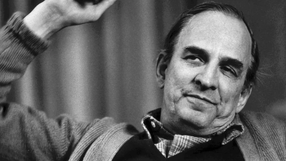 Det finns egentligen två Ingmar Bergman, skriver Bo Gustavsson. En som fortsätter göra film efter film på jakt efter svar på livets gåtor, och en annan som gör sig fri att bara larma och göra sig till.