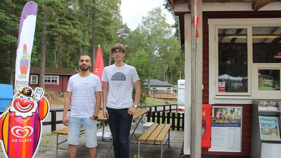 Ghanem Nazeh och Maxime Peyfie ser fram emot att nästa vecka flytta  från campingreceptionen (till höger i bild), till restaurangbyggnaden som vi skymtar i mitten av bilden.