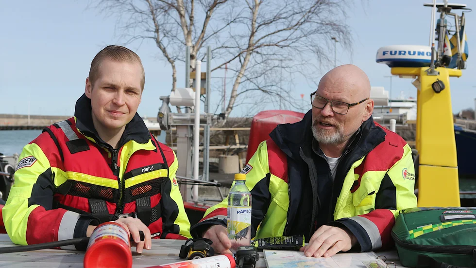 Att investera ett par tusen i säkerhetsutrustning till båten är klokt, tycker Pontus Arneson och Hans-Olov Andersson vid Sjöräddningen.