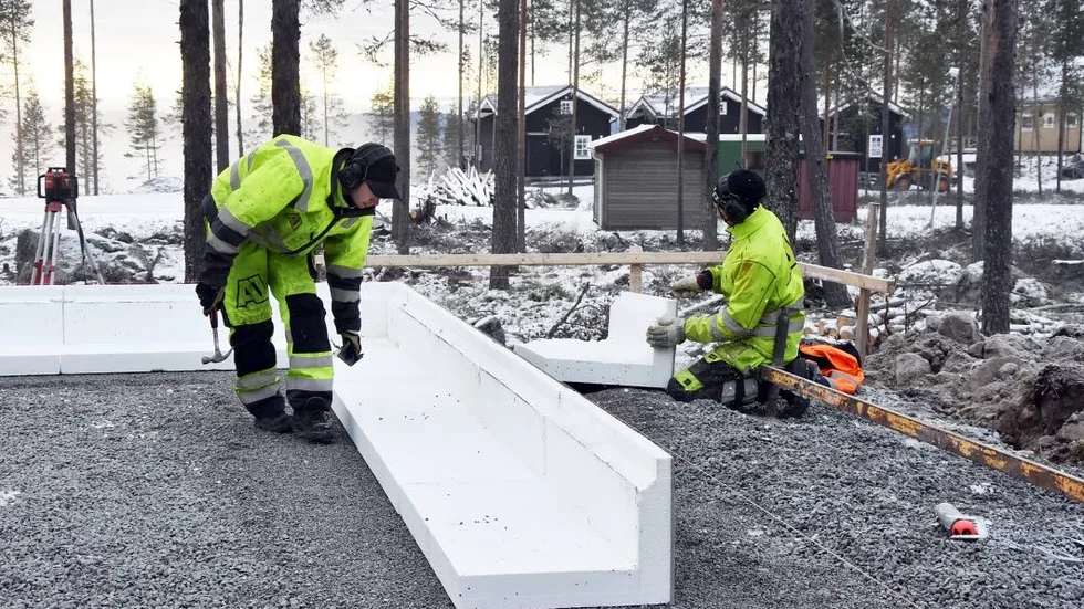 Bygge. Jonas Karlsson och Emil Hansson på AJ Nord Entreprenad jobbar med ett av husbyggena i Storklinten.