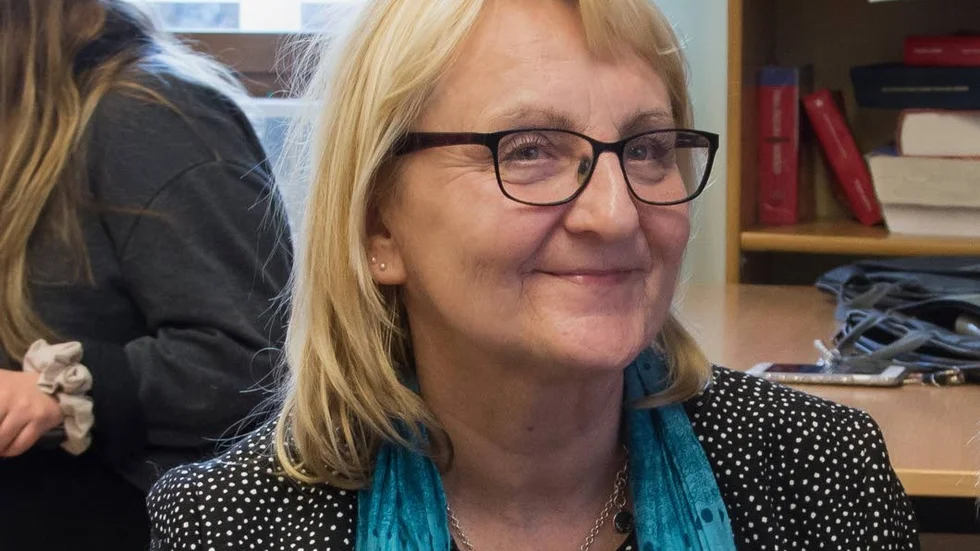 Maritha Meethz ser ut att ha hamnat på dubbla stolar.