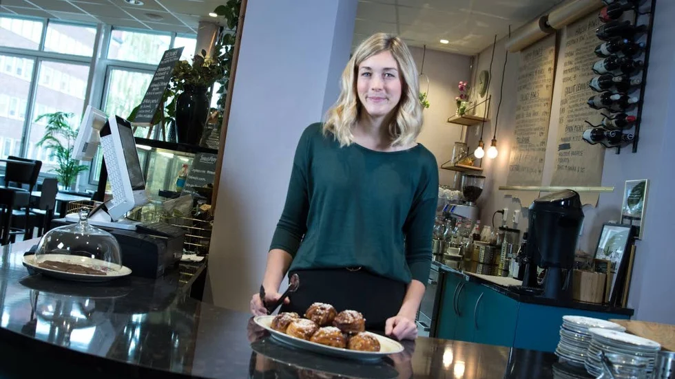 Wallstens Café laddar upp för kanelbullens dag som blir deras första sedan de öppnade för snart ett år sedan.