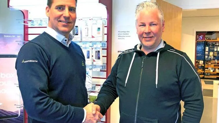 KÖPT. 1 april köpte Telemäklarna Comcar i Skellefteå. Telemäklarnas vd Christer Öhman skakar hand med Carcoms ägare Fredrik Johansson.