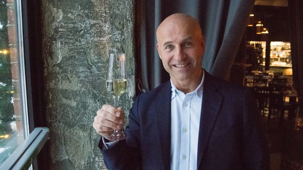 Fokus. "Tekniken är enkel, det svåra är det mentala. Att vara fokuserad, stänga ute omgivningen, gå in i en bubbla och ta in alla intryck och smaker", säger Richard Juhlin om att prova champagne.