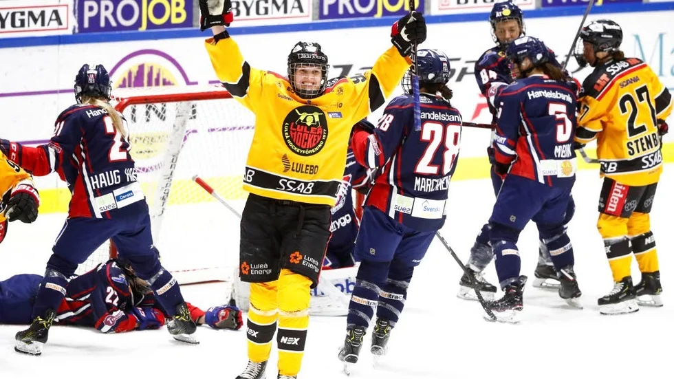 Luleå Hockey/MSSK:s forward Melinda Olsson jublar efter sitt mål mot Linköping.