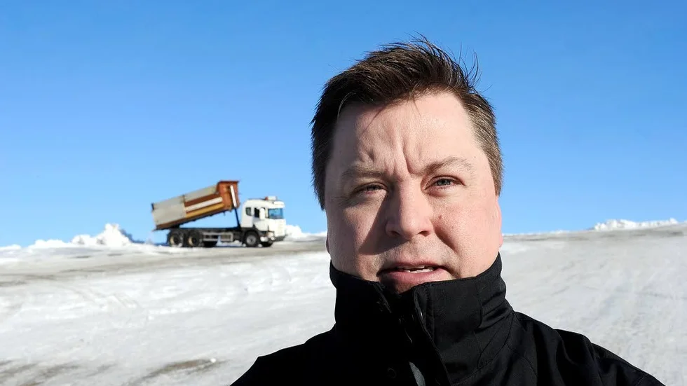 Gatuchefen Patrik Ruumensaari bemöter kritiken från Luleborna efter veckans snöfall. "Det kan upplevas som lite orättvist i villakvarteren, men vi rår inte över den starka vinden. Om det inte blåser är det lätt för oss att fördela snön, men när den hårda vinden skapar snödrev är det omöjligt."