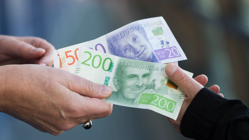 Håll i pengarna. Låneförmedlarna vill ha sin del av kakan. Arkivbild.