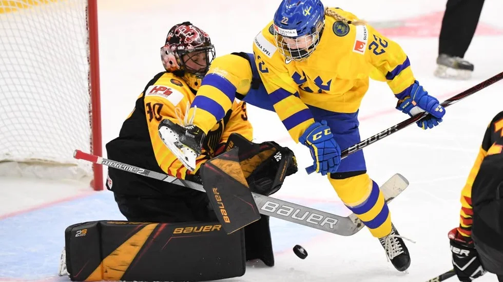 ESBO 20190404 Lina Ljungblom attackerar den tyska målvakten Jennifer Harss under torsdagens ishockeymatch mot Tyskland i ishockey-VM i Metro Arena. Foto Jonas Ekströmer / TT kod 10030