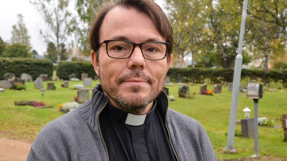 Kyrkoherden Juha Rauhala kommenterar inte enskilda personalärenden, men medger att det finns ett arbetsmiljöproblem i församlingen.
