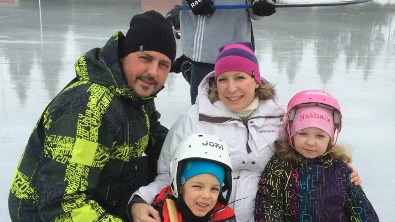 Aktivt. Familjen Spiros och Therese Kardakis  från Korfu i Grekland firar sportlov i Sverige med barnen Nicholas, 5 år, och Natalie, 6 år.  I bakgrunden Elias Kujansuu, 14 år, som spelar i Söderfors A-lag och tränar extra på sportlovet.