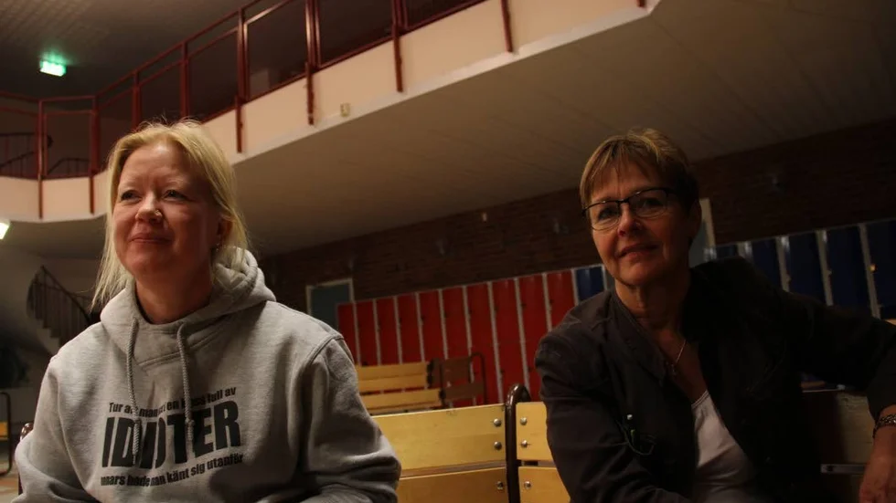 Medan eleverna umgås berättar läraren Ann Jansson och rektor Ulla Halling om kulturbyggardagen på Heby skola.