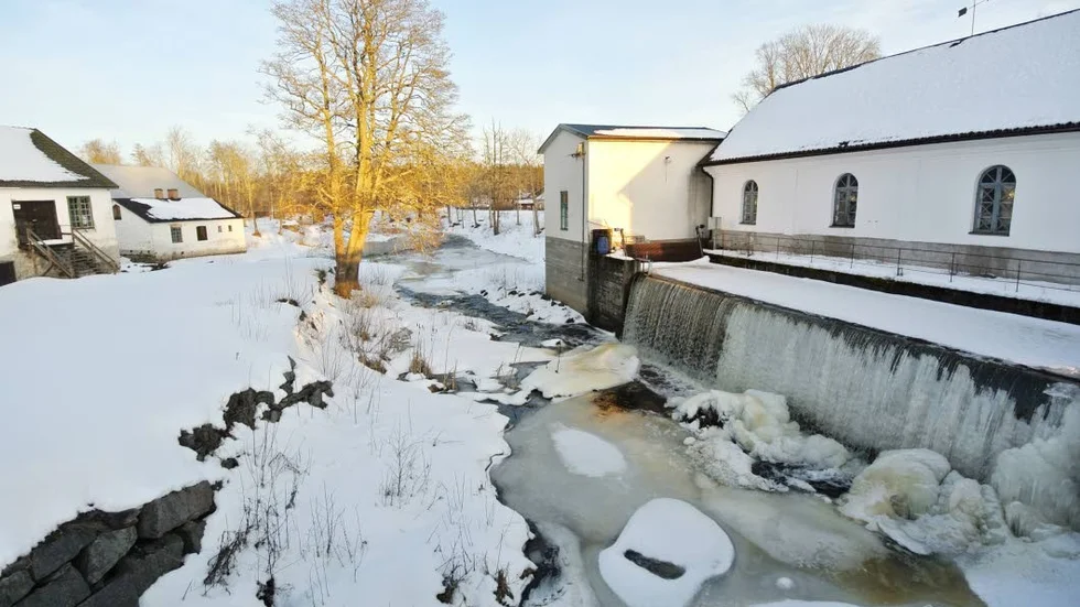 Miljöprövningen av Strömsbergs kraftstation kan få konsekvenser för Tämnaråns flöde, natur- och kulturmiljöer och fiskens vandringsmöjligheter.