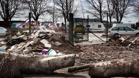 Vid Allianshallen i Uppsala. Asfaltsläggare dumpar asfalten här.