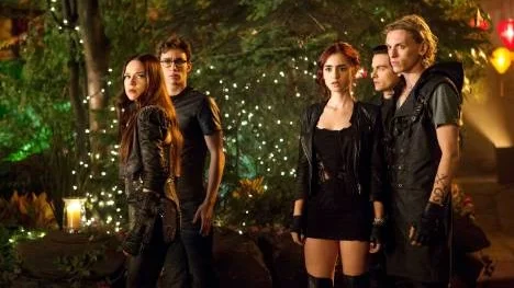 Isabelle Lightwood (Jemima West), Simon Lewis (Robert Sheehan), Clary Fray (Lily Collins), Alec Lightwood (Kevin Zegers, Jace Wayland (Jamie Campbell Bower)