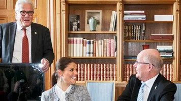 Kronprinsessan pÃ¥ Uppsala slott.
Fr. v. Mikael RÃ¥degÃ¥rd vd Uppsalahem med solpanel, H.K.H Kronprinsessan Victoria, Peter Eghardt landshÃ¶vding.