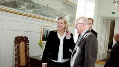 På rätt spår? Infrastrukturminister Catharina Elmsäter-Svärd pratade järnväg med landshövding Peter Egardt på onsdagen. De diskuterade bland annat om privat finansiering kan ge snabbare bygge av nya spår mellan Uppsala och Stockholm.