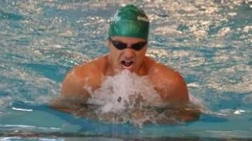 Upsala Simsällskaps Nathaniel Jousefi forsar fram på US Open