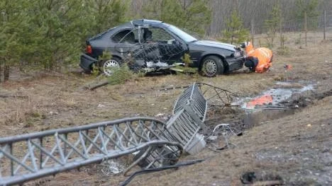 Blixthalka dagen innan dubbdäcken skall av. Bärgare på plats vid en personbil som åkt i diket på väg 263 strax innan E4:an i Märsta.