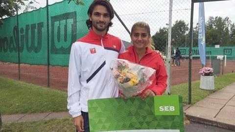 Julita Sanér tillsammans med Bijan Saidizand efter hon tagit SM-silver.