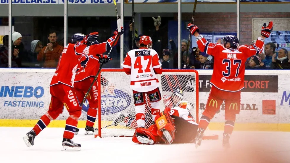 Kvitterat. Västervik skickar in 2–2 i powerplay i slutminuterna.