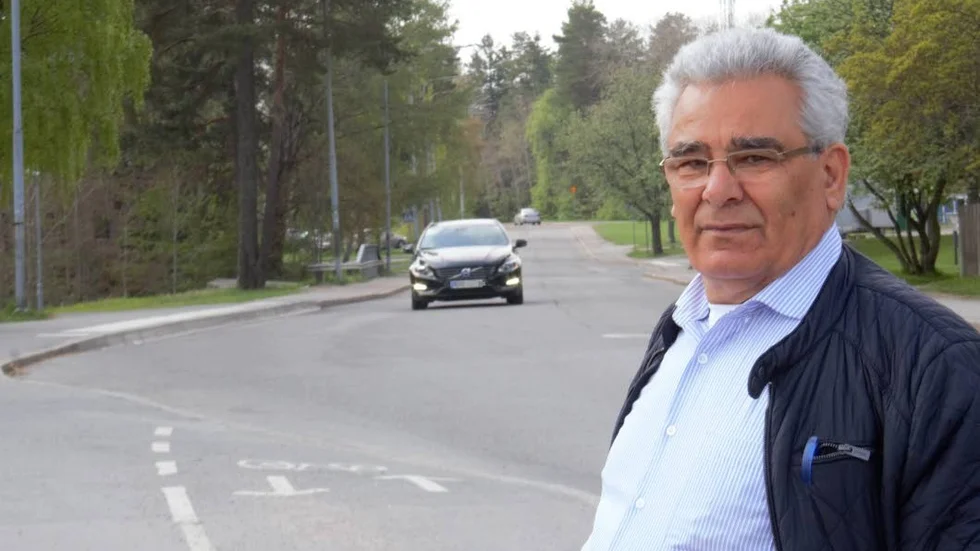 Mehmet Göreli ser många människor varje dag som passerar Musikvägen på den plats där en man  avled efter att ha blivit påkörd av en polisbil.